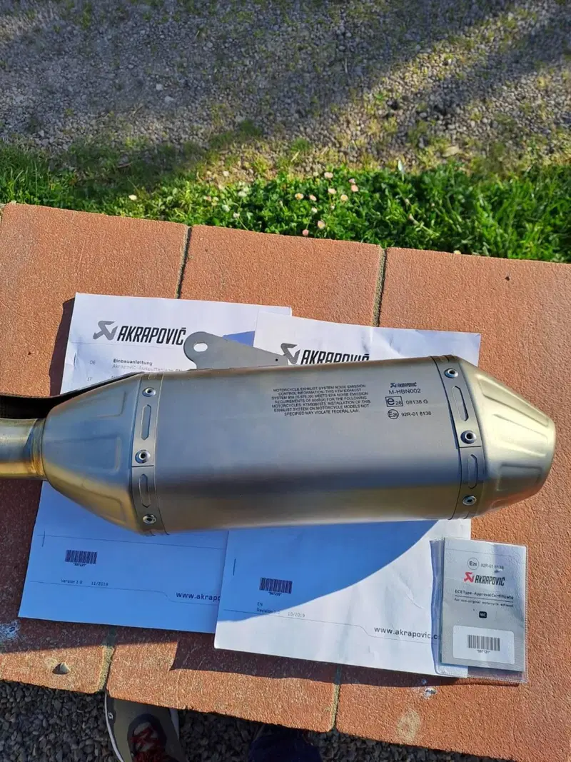 Scarico Akrapovic slip-on per KTM 390 Adventure (5)