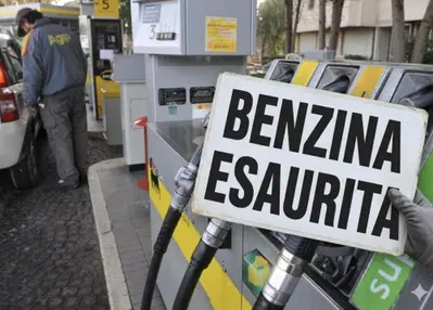 Emergenza carburanti in Italia: si passer&agrave; dalla benzina cara alla benzina introvabile? [VIDEO]