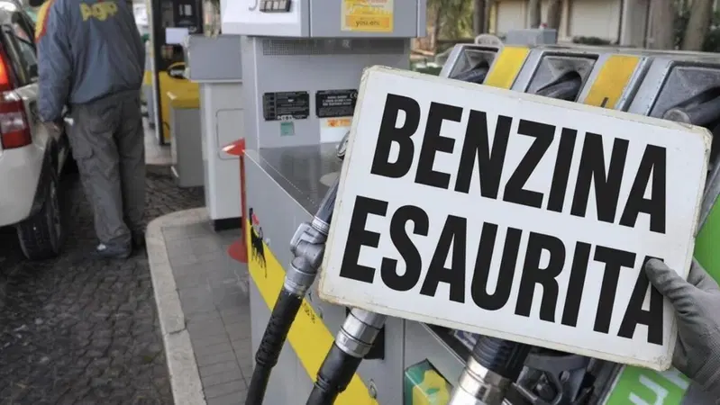 Emergenza carburanti in Italia: si passer&agrave; dalla benzina cara alla benzina introvabile? [VIDEO]