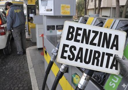 Emergenza carburanti in Italia: si passerà dalla benzina cara alla benzina introvabile? [VIDEO]