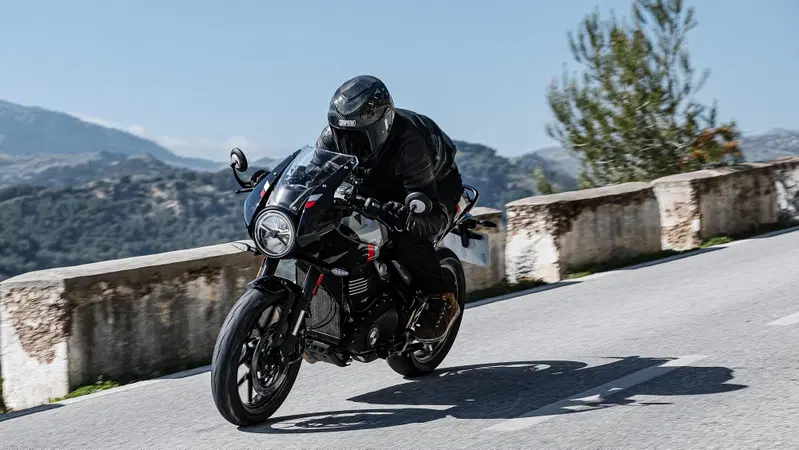 Triumph Thruxton 400 2026 TEST: solo caf&eacute; racer o anche sportiva? Pregi e difetti [VIDEO E GALLERY]