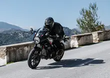Triumph Thruxton 400 2026 TEST: solo café racer o anche sportiva? Pregi e difetti [VIDEO E GALLERY]
