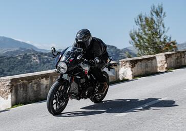 Triumph Thruxton 400 2026 TEST: solo café racer o anche sportiva? Pregi e difetti [VIDEO E GALLERY]