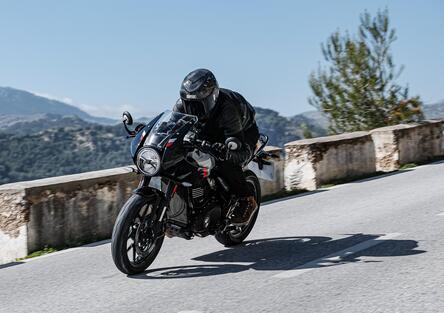 Triumph Thruxton 400 2026 TEST: solo café racer o anche sportiva? Pregi e difetti [VIDEO E GALLERY]