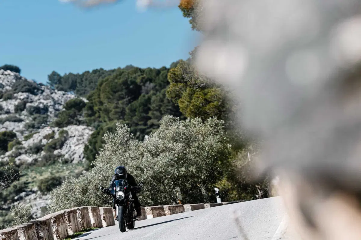 Triumph Thruxton 400 2026 TEST: solo café racer o anche sportiva? Pregi e difetti [VIDEO E GALLERY]