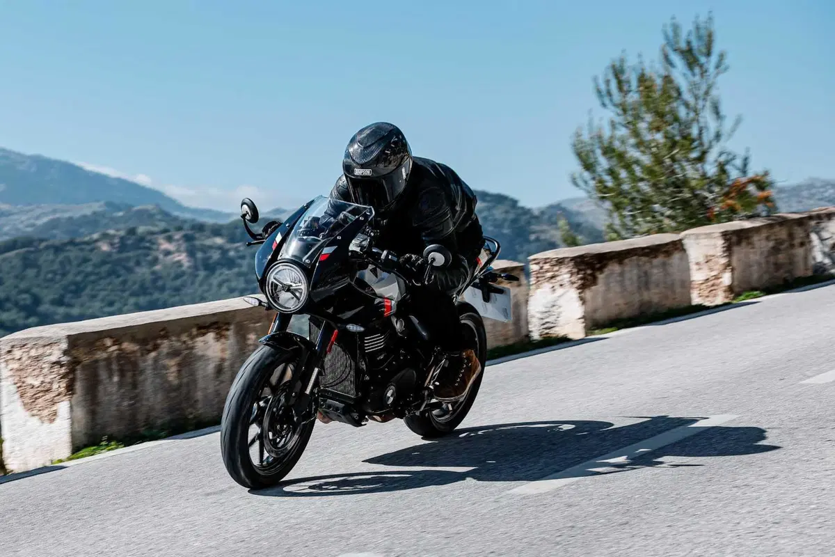 Triumph Thruxton 400 2026 TEST: solo café racer o anche sportiva? Pregi e difetti [VIDEO E GALLERY] (2)