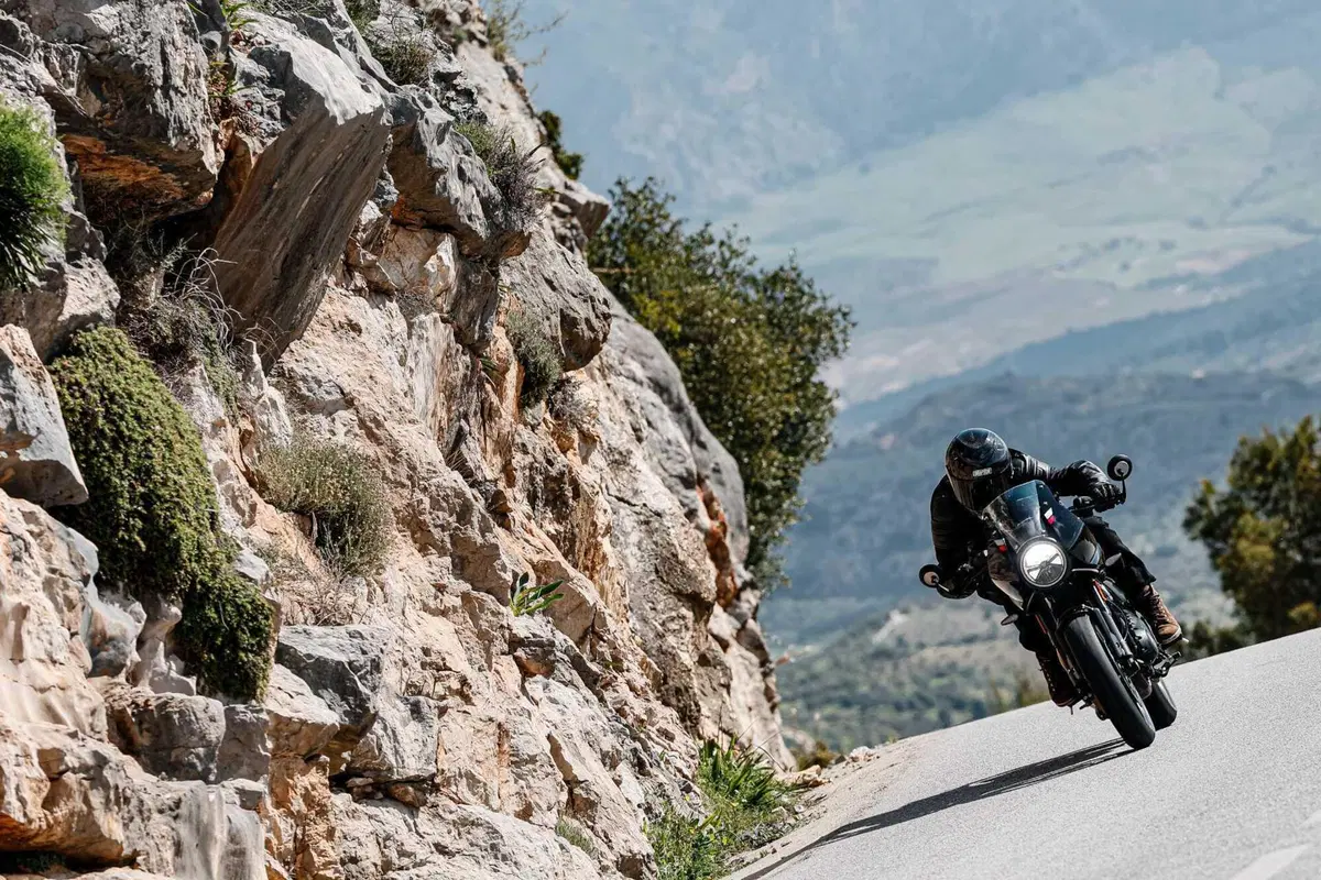 Triumph Thruxton 400 2026 TEST: solo café racer o anche sportiva? Pregi e difetti [VIDEO E GALLERY] (3)