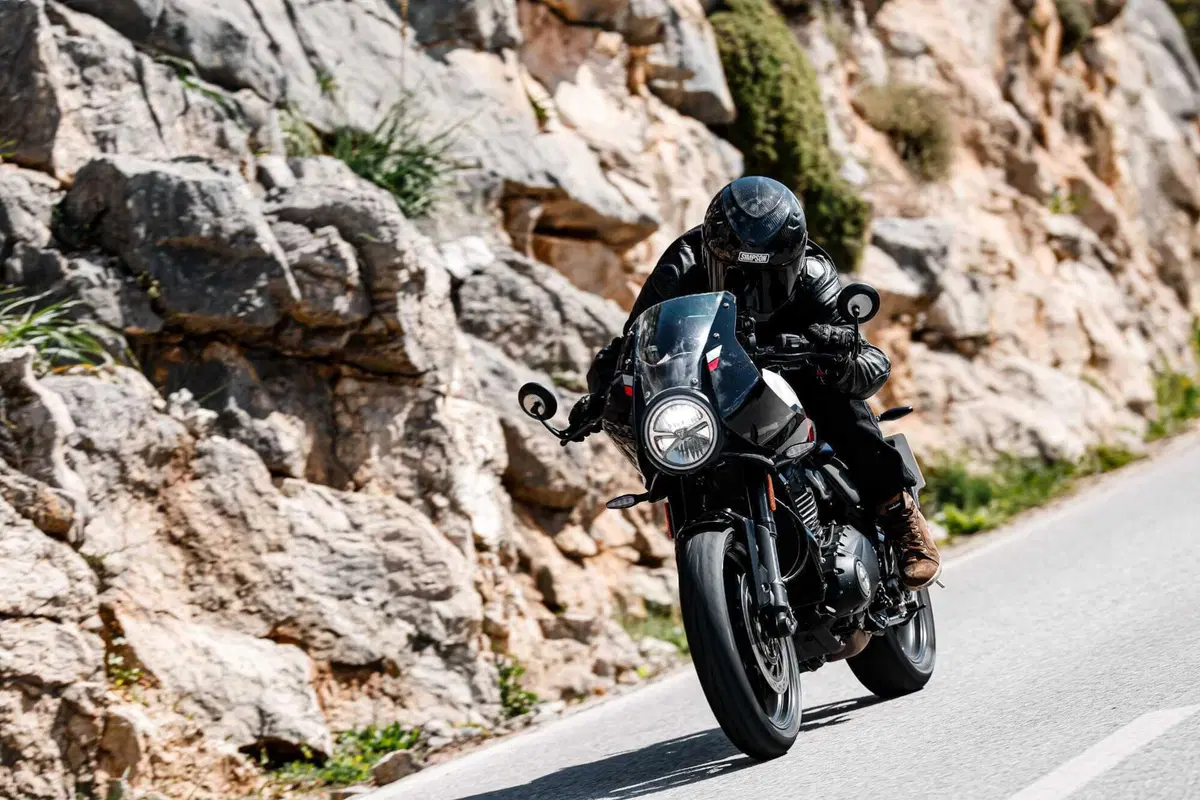 Triumph Thruxton 400 2026 TEST: solo café racer o anche sportiva? Pregi e difetti [VIDEO E GALLERY] (4)