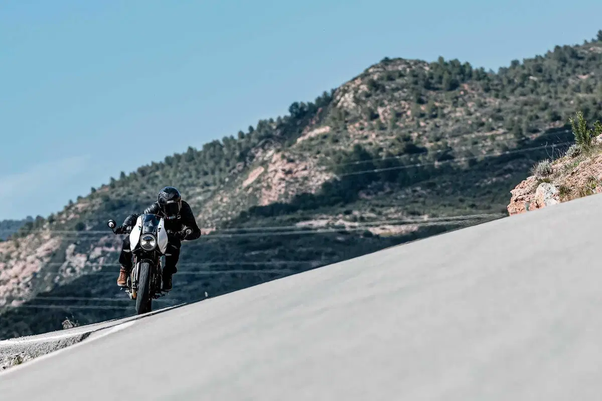 Triumph Thruxton 400 2026 TEST: solo café racer o anche sportiva? Pregi e difetti [VIDEO E GALLERY] (5)