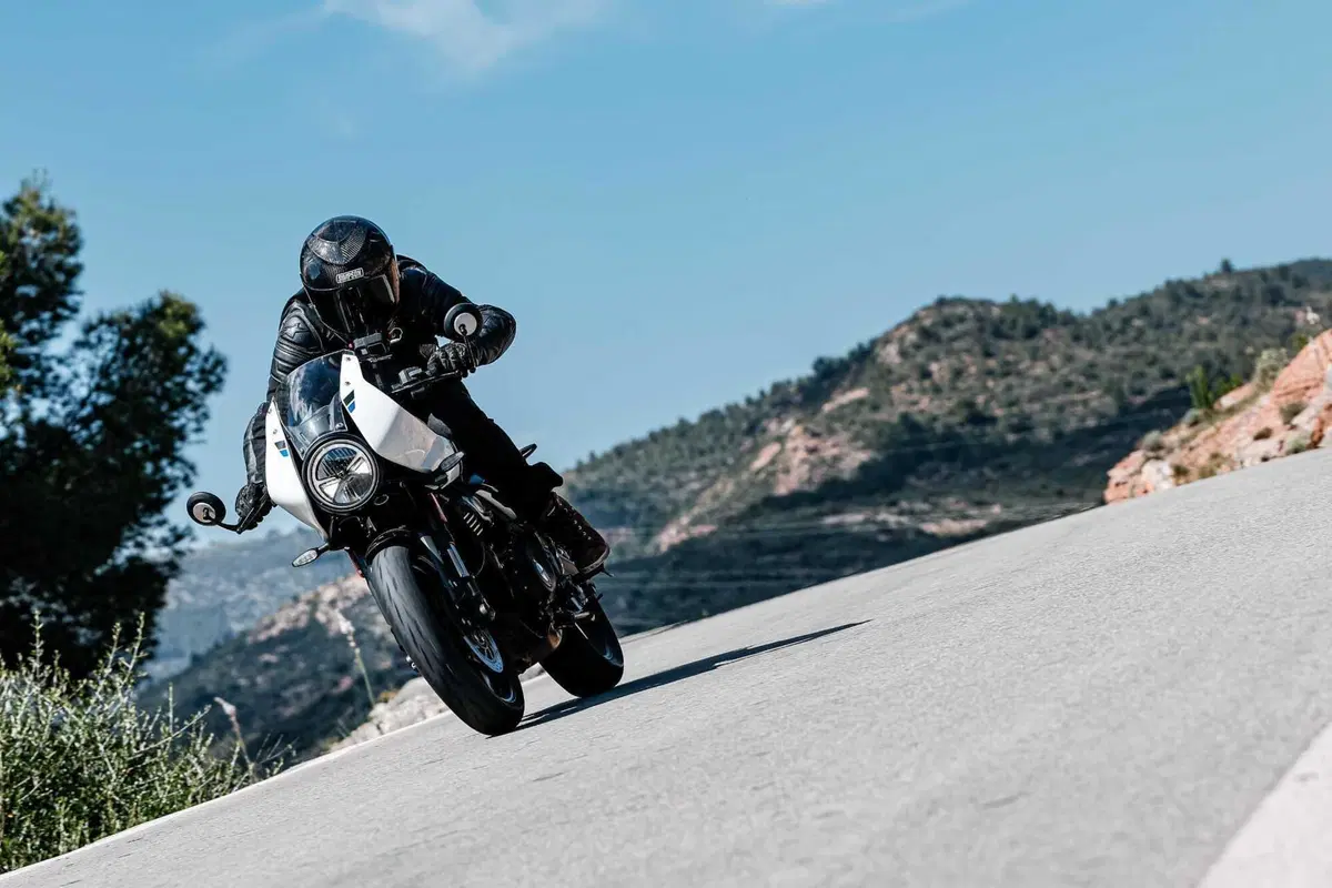 Triumph Thruxton 400 2026 TEST: solo café racer o anche sportiva? Pregi e difetti [VIDEO E GALLERY] (6)