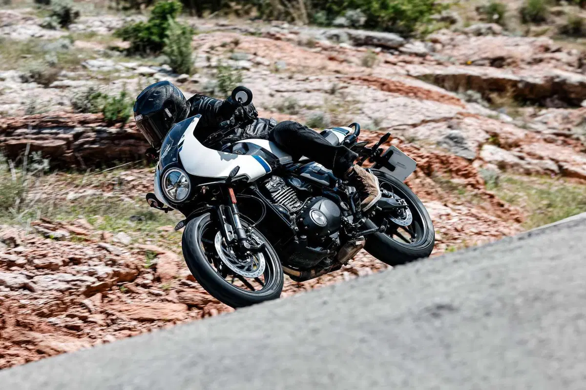 Triumph Thruxton 400 2026 TEST: solo café racer o anche sportiva? Pregi e difetti [VIDEO E GALLERY] (7)