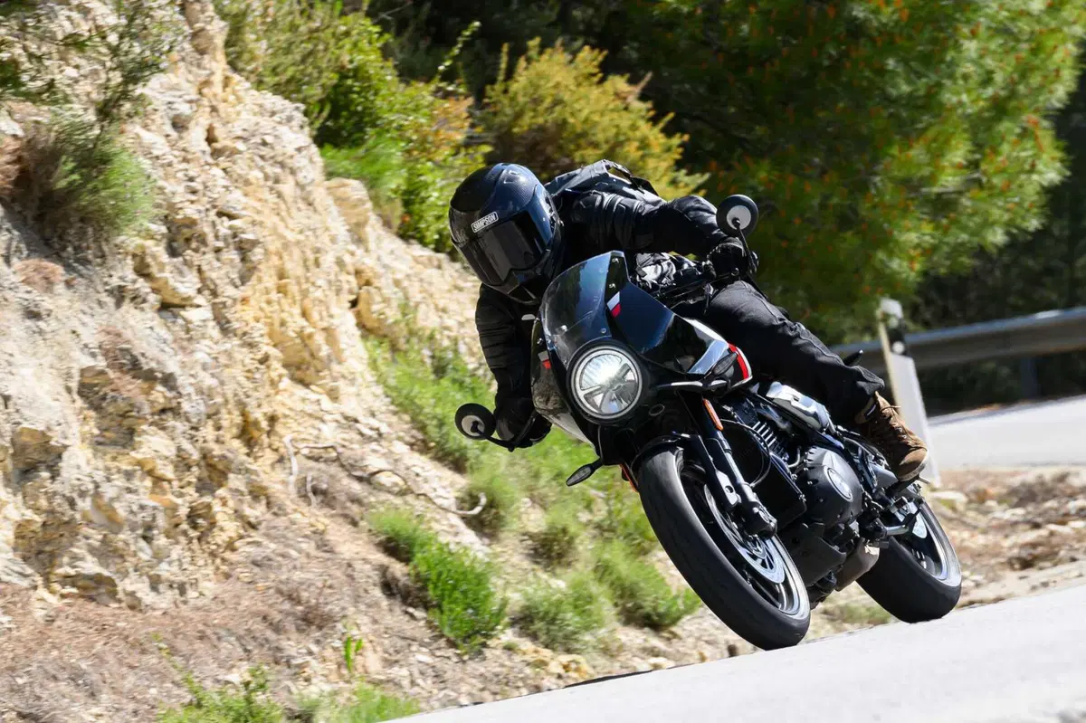 Triumph Thruxton 400 2026 TEST: solo café racer o anche sportiva? Pregi e difetti [VIDEO E GALLERY] (8)