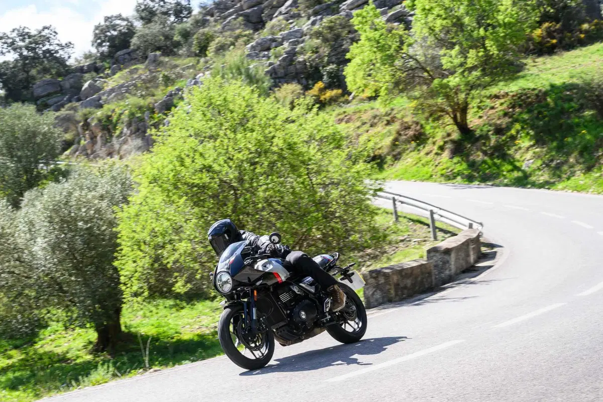 Triumph Thruxton 400 2026 TEST: solo café racer o anche sportiva? Pregi e difetti [VIDEO E GALLERY] (10)
