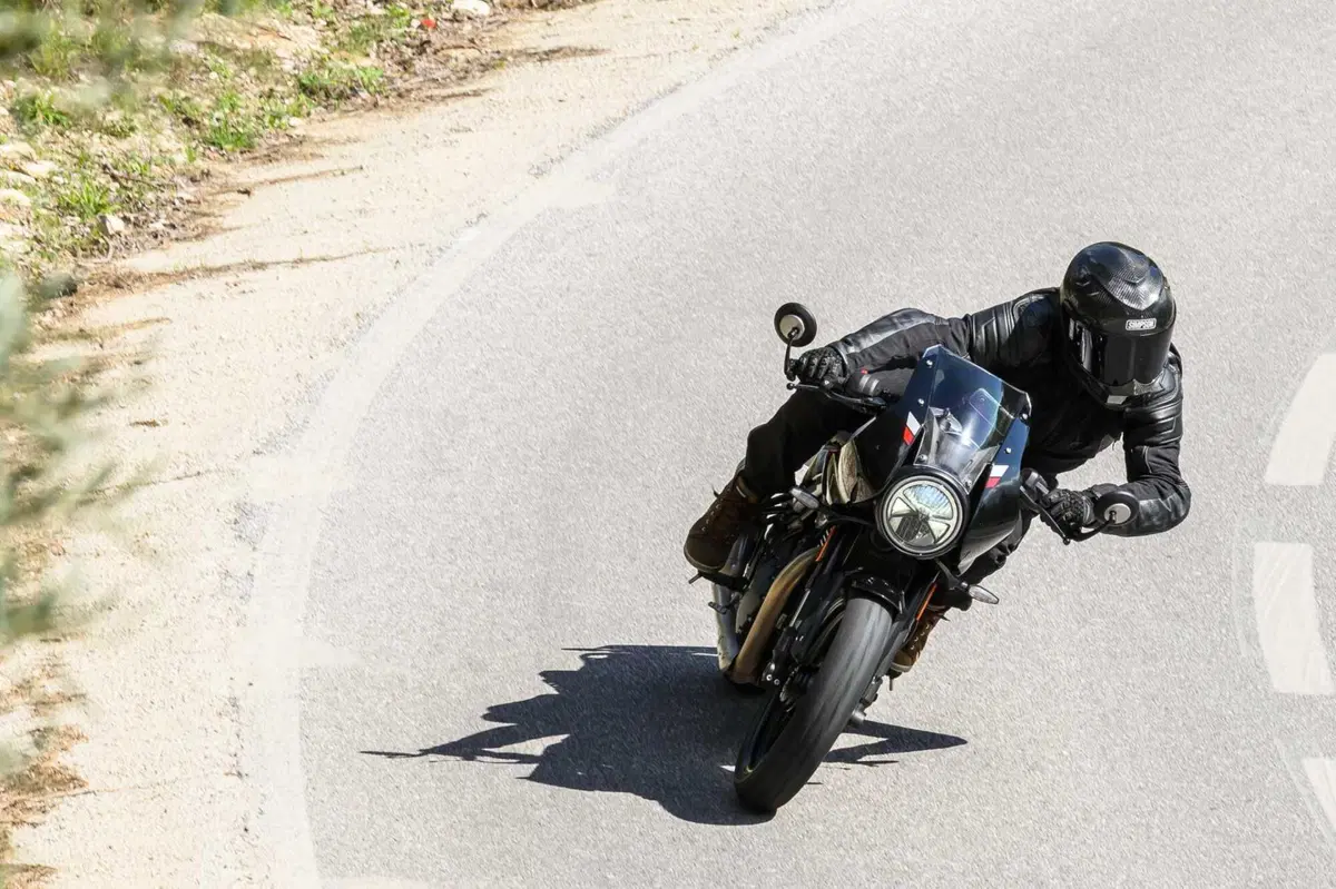 Triumph Thruxton 400 2026 TEST: solo café racer o anche sportiva? Pregi e difetti [VIDEO E GALLERY] (9)