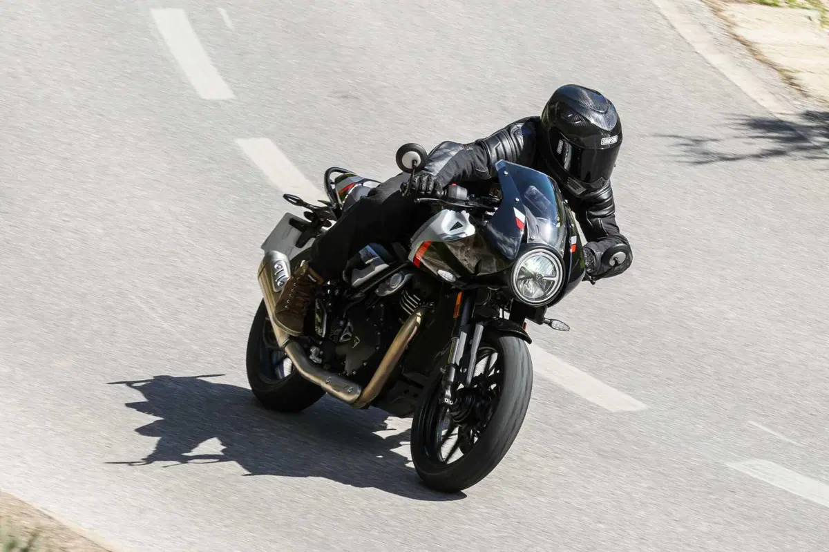 Triumph Thruxton 400 2026 TEST: solo café racer o anche sportiva? Pregi e difetti [VIDEO E GALLERY] (11)