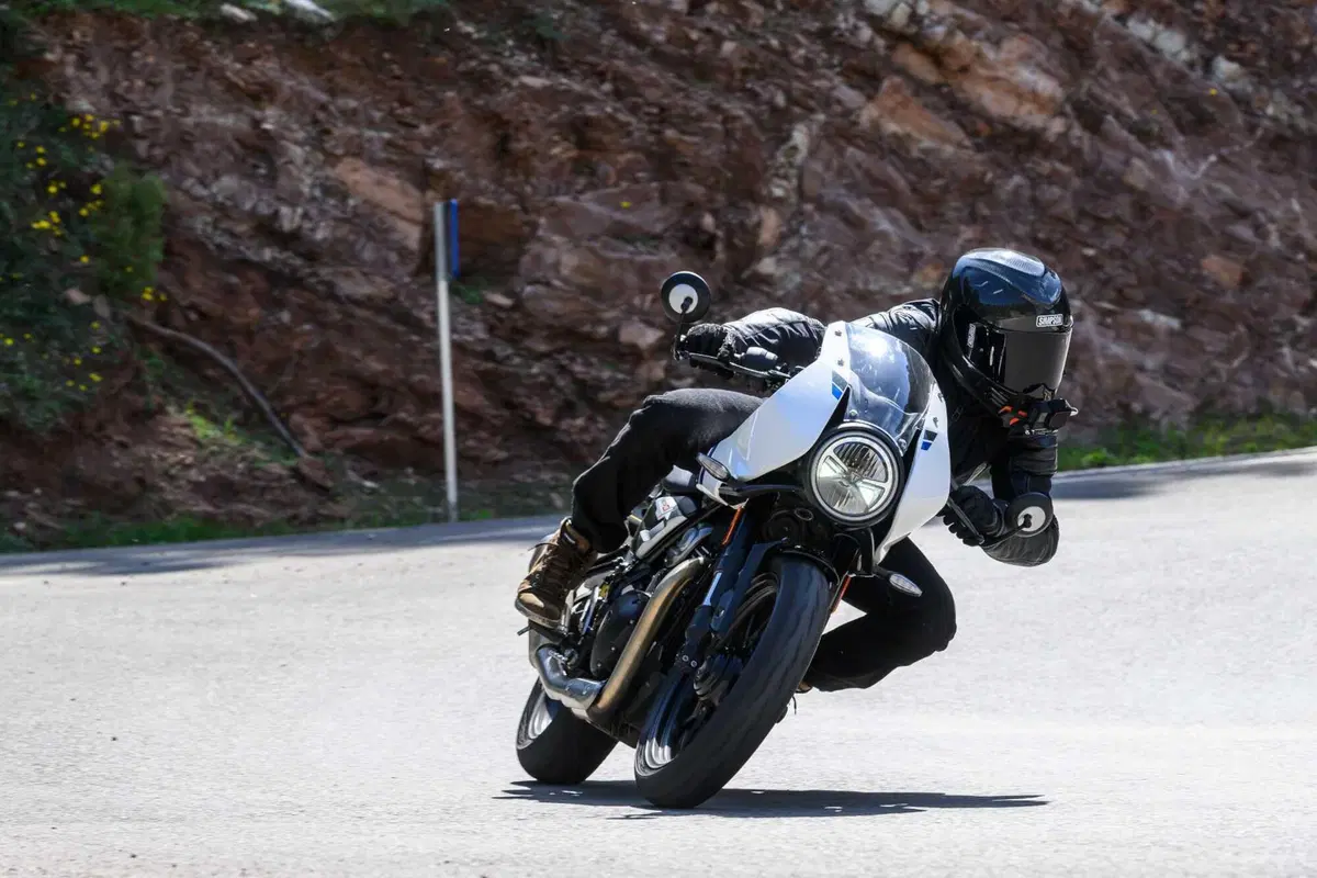 Triumph Thruxton 400 2026 TEST: solo café racer o anche sportiva? Pregi e difetti [VIDEO E GALLERY] (12)