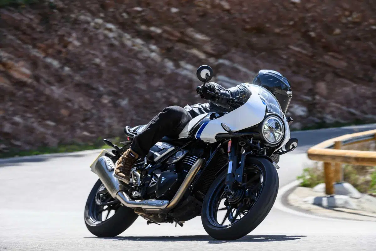 Triumph Thruxton 400 2026 TEST: solo café racer o anche sportiva? Pregi e difetti [VIDEO E GALLERY] (13)