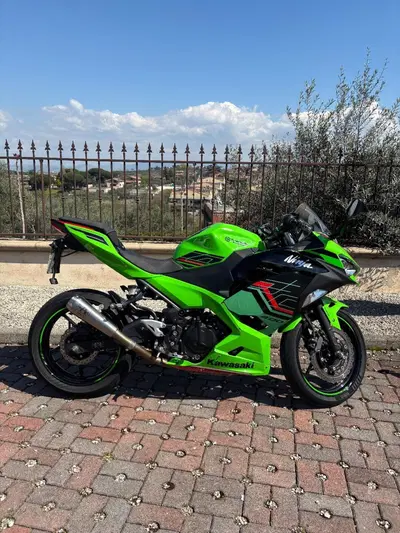 Kawasaki Ninja 400 (2023) usata