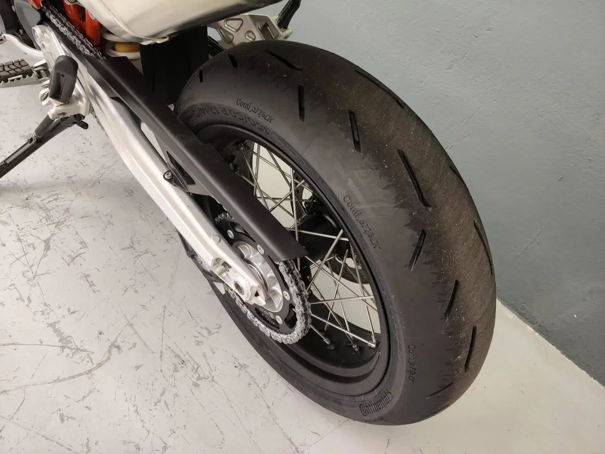 KTM 690 SMC R (2026) (3)
