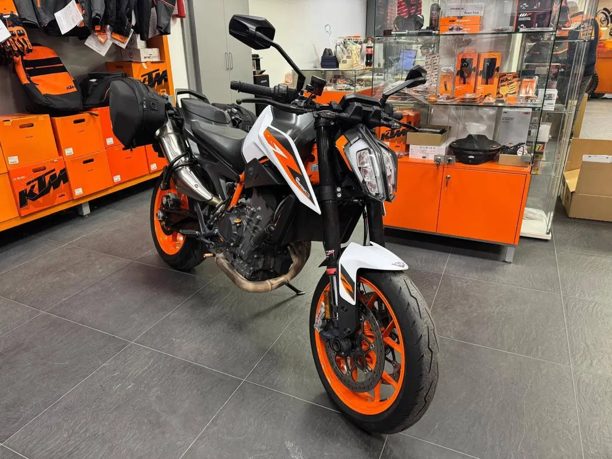 KTM 890 Duke R (2020) (8)
