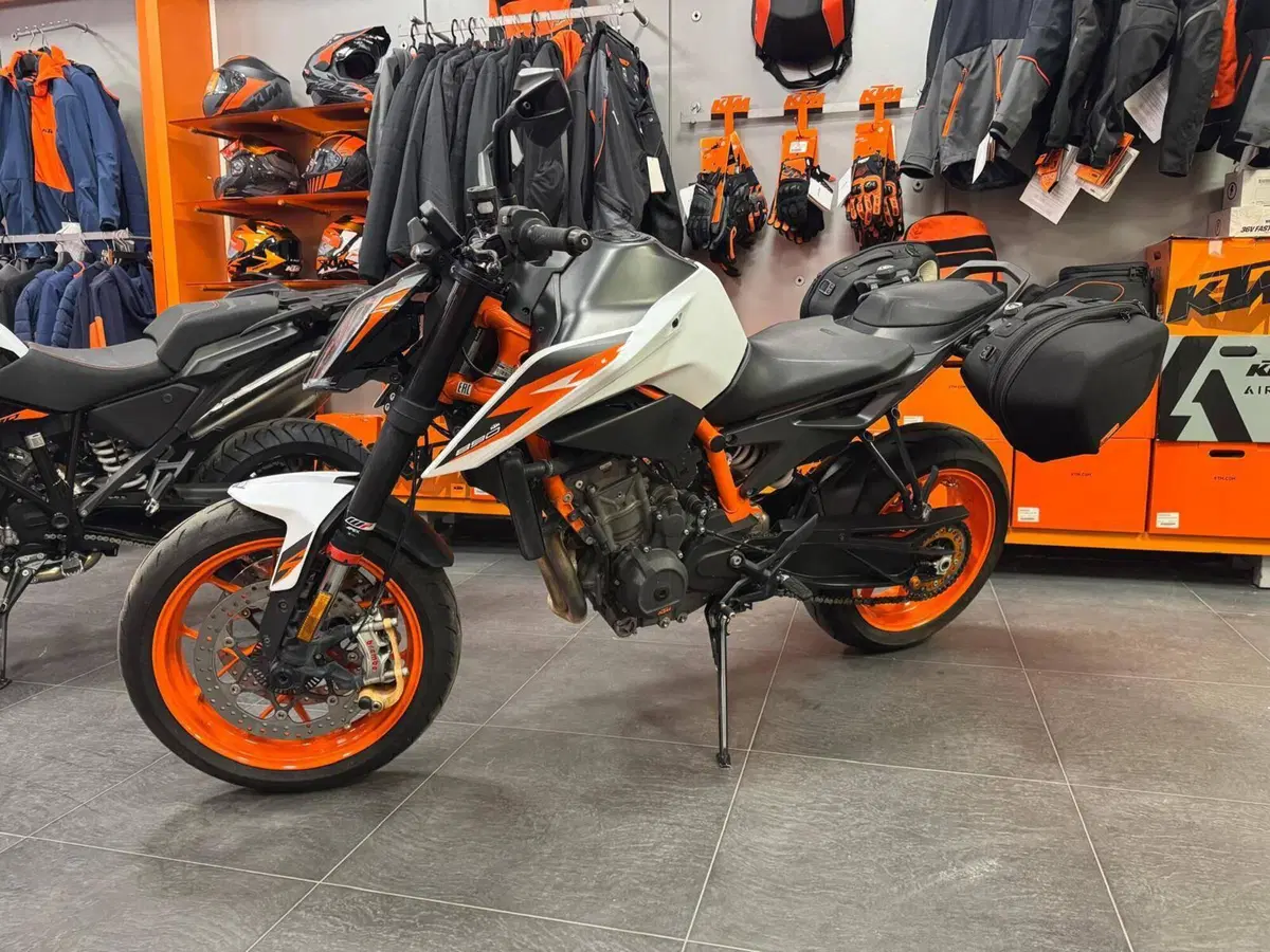 KTM 890 Duke R (2020) (2)