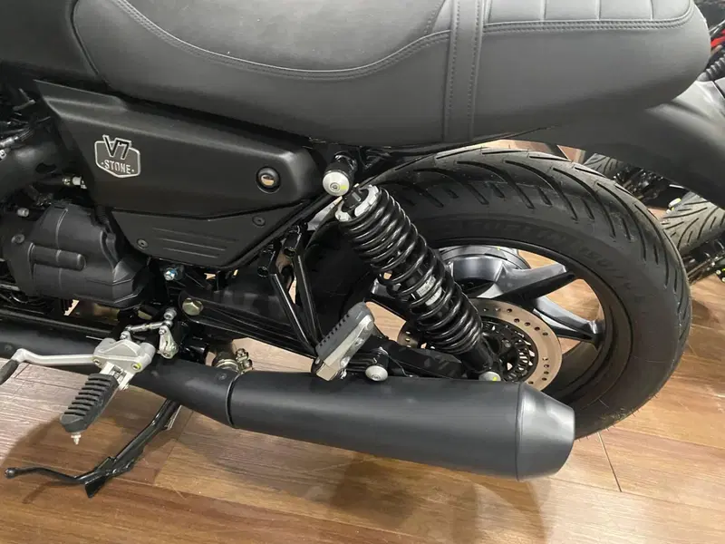 Moto Guzzi V7 Stone (2025 - 26) (8)