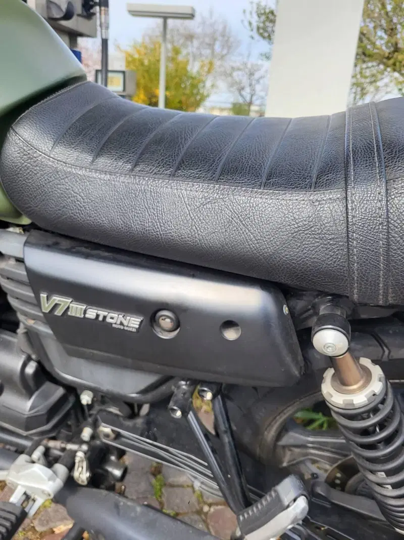 Moto Guzzi V7 III Stone (2017 - 20) (4)