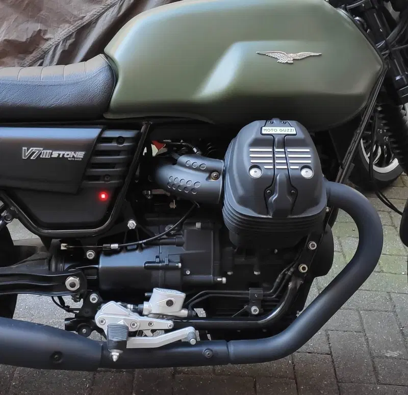 Moto Guzzi V7 III Stone (2017 - 20) (6)