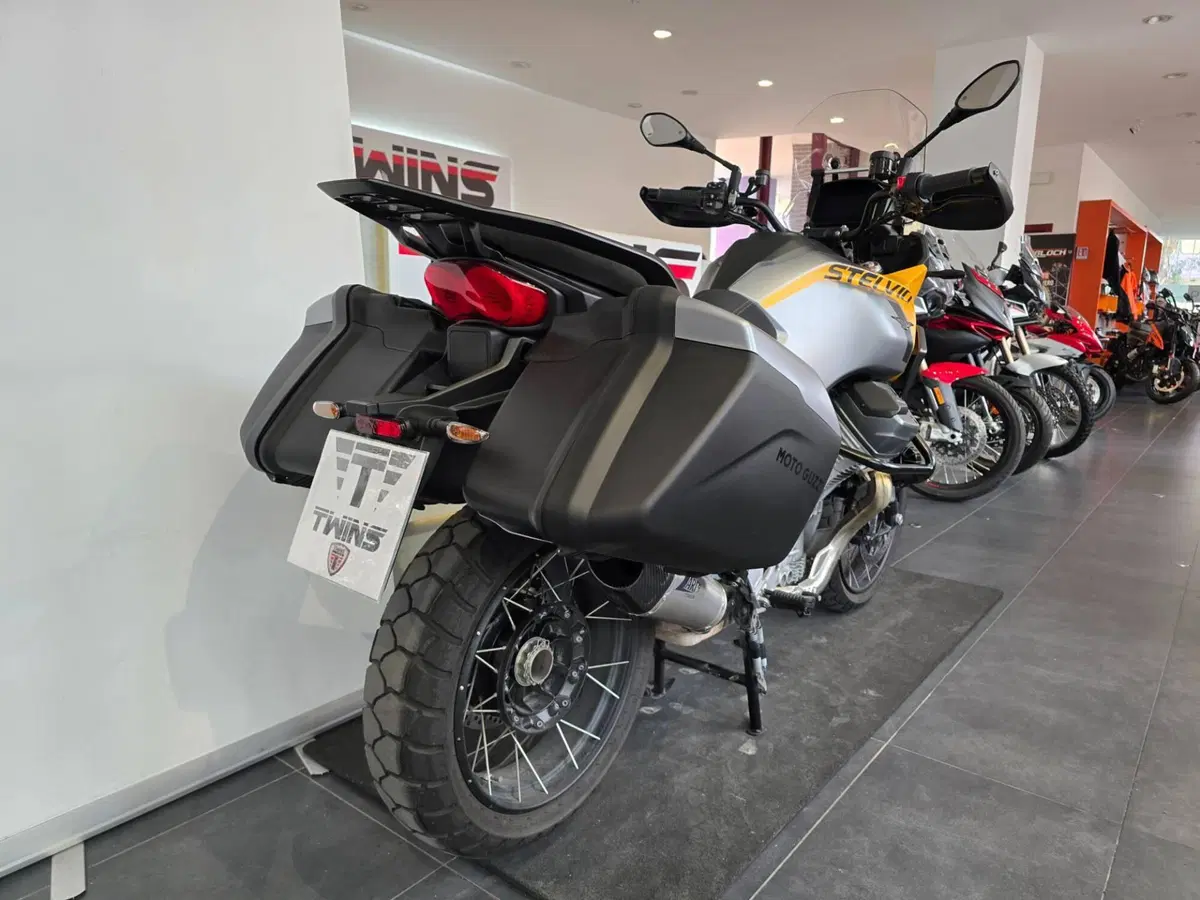 Moto Guzzi Stelvio (2024 - 26) (8)