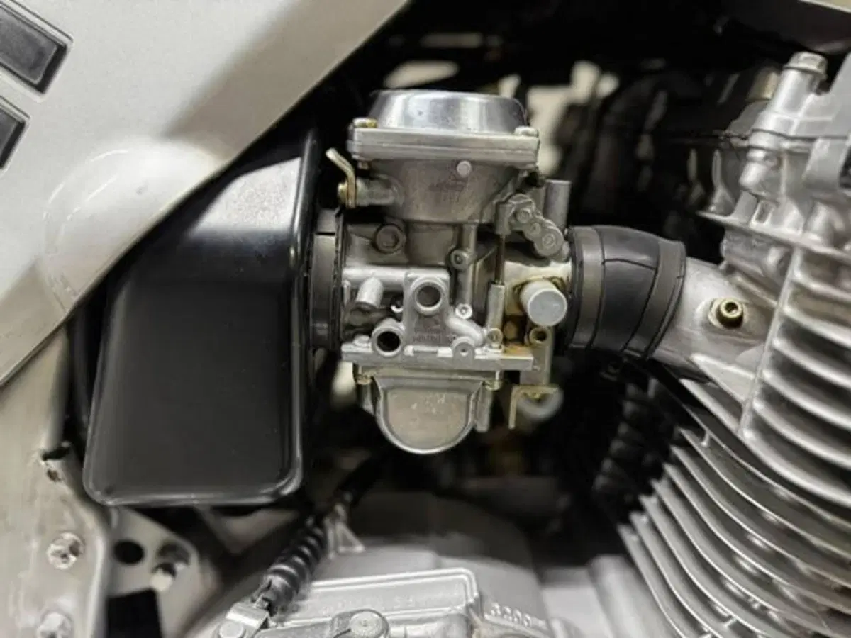 Suzuki GSX 1100S Katana (10)