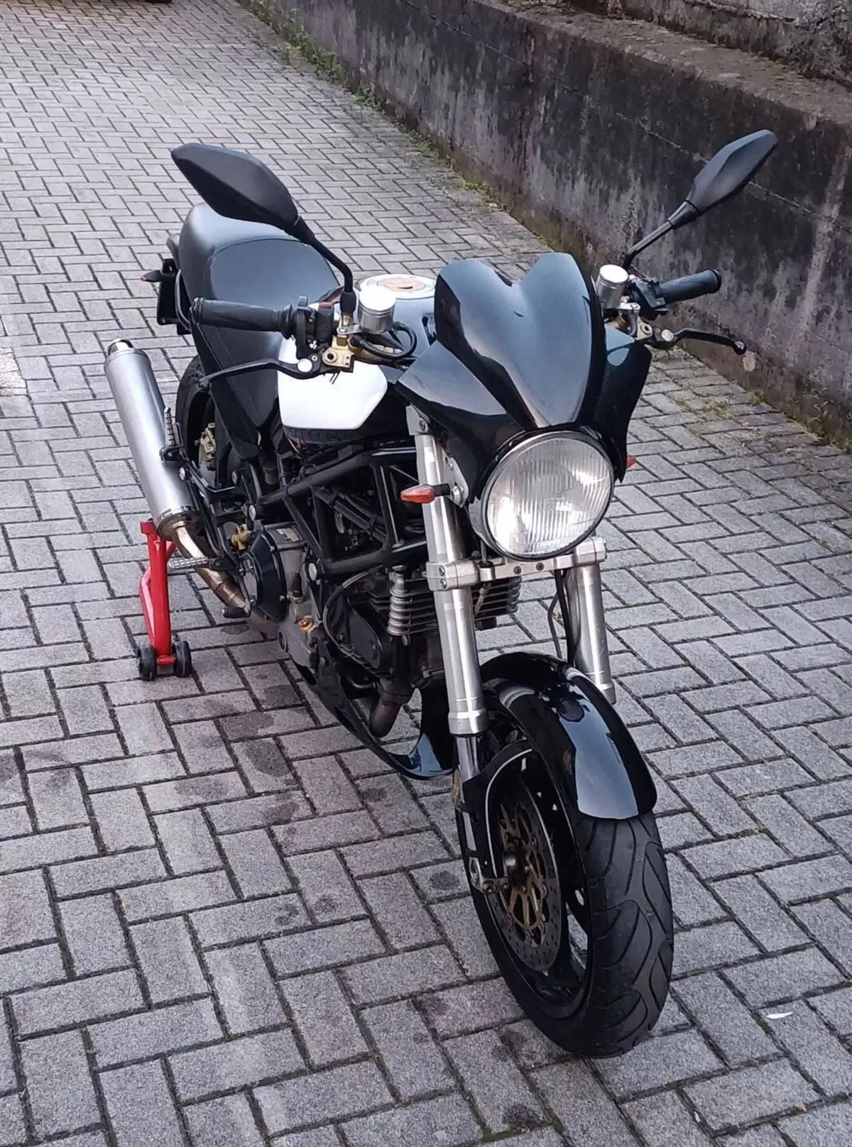 Ducati Monster 900 Dark I.E. (1999 - 02) (2)