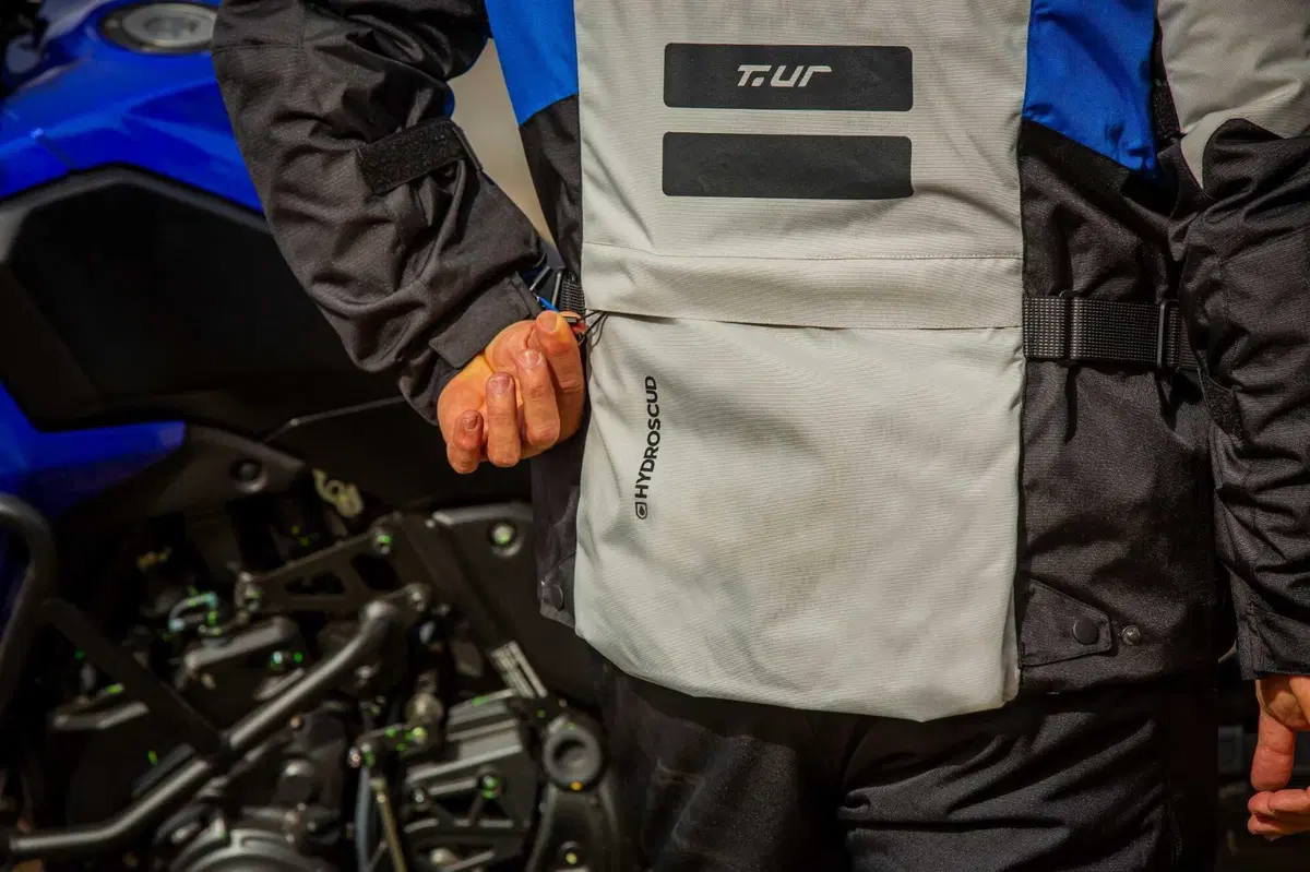 T.ur lancia la nuova giacca Iceland Hydroscud per il mototurismo a lungo raggio (11)