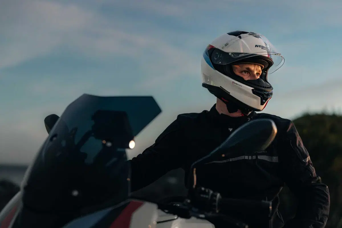 Nolan X-904 Ultra Carbon: l'evoluzione tecnologica del touring sportivo