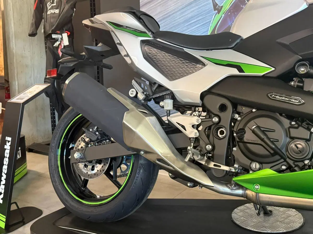 Kawasaki Z7 Hybrid (2024 - 26) (11)