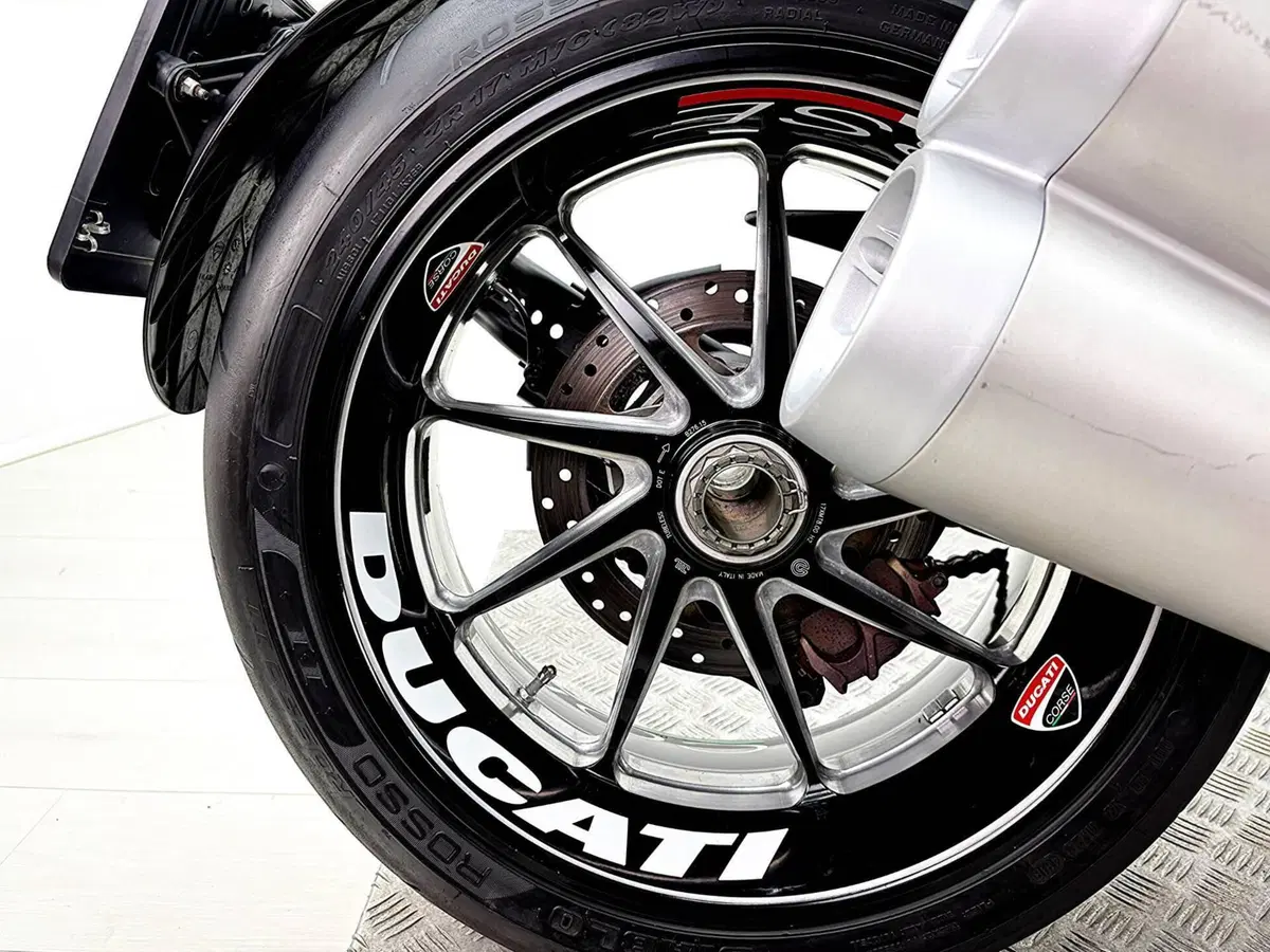 Ducati Diavel 1200 Carbon (2010 - 13) (7)
