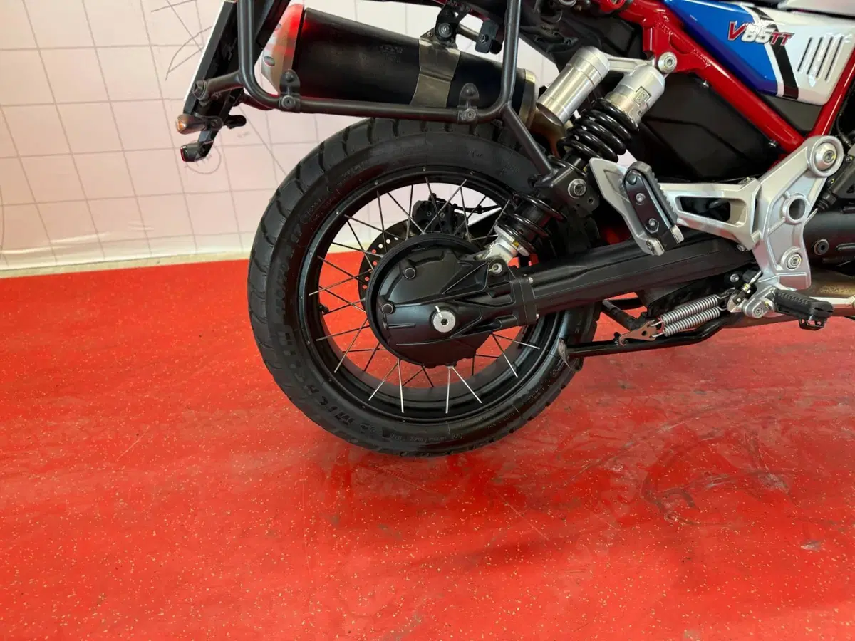 Moto Guzzi V85 TT (2021 - 23) (11)