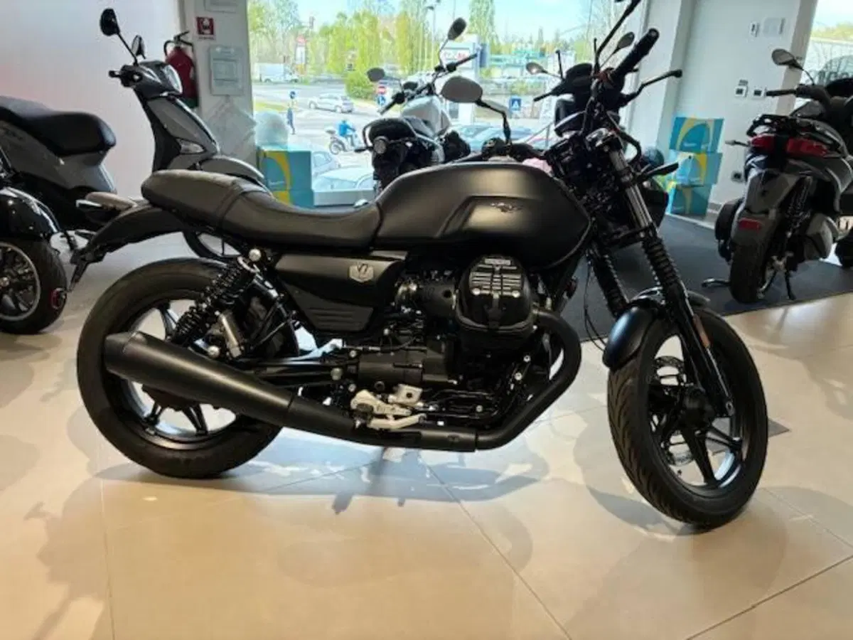 Moto Guzzi V7 Stone (2025 - 26)