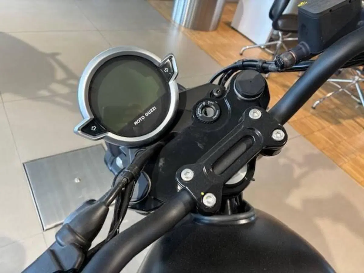 Moto Guzzi V7 Stone (2025 - 26) (4)