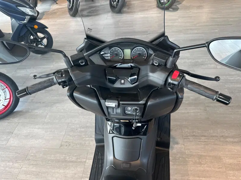 Suzuki Burgman 400 (2025 - 26) (4)