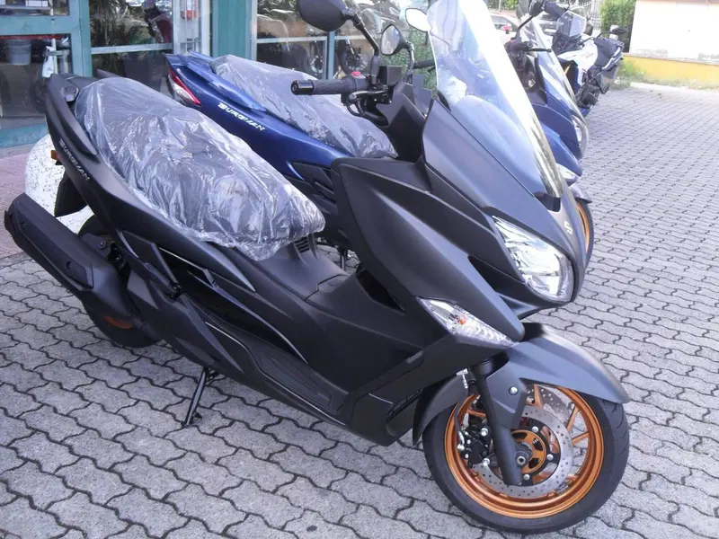Suzuki Burgman 400 (2025 - 26) (3)