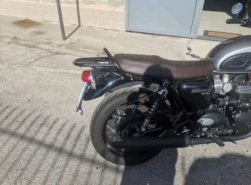 Triumph Bonneville T120 Black (2021 - 25) (6)