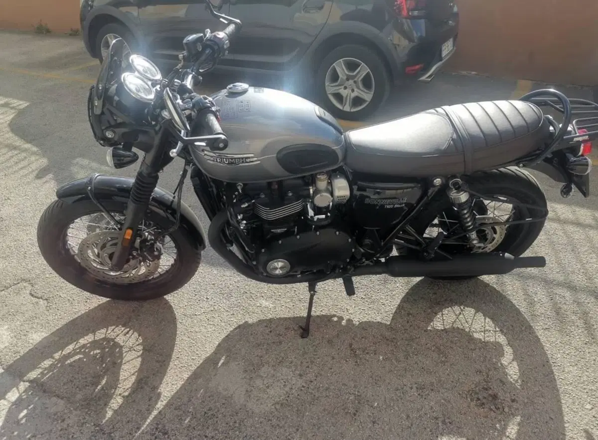 Triumph Bonneville T120 Black (2021 - 25) (2)