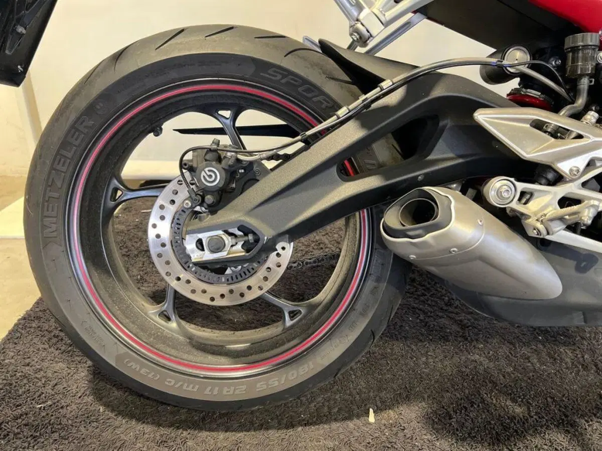 Triumph Street Triple R (2017 - 20) (9)