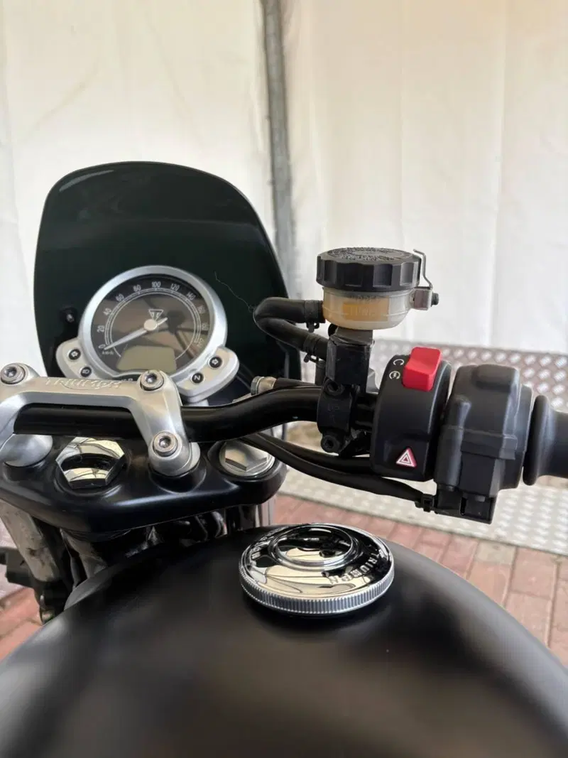 Triumph Street Twin 900 (2016) (16)
