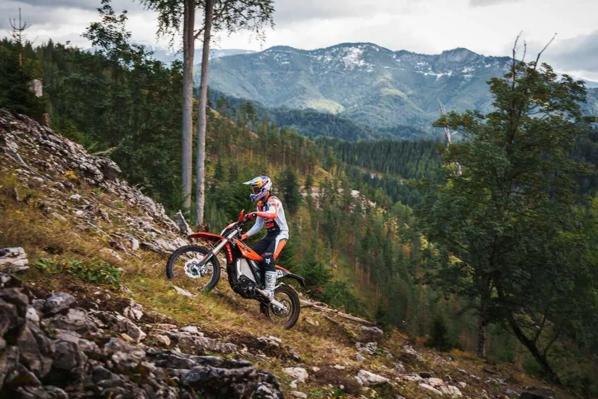 KTM Freeride E 2027, evoluzione tecnica e nuovi parametri prestazionali per l'elettrica da enduro