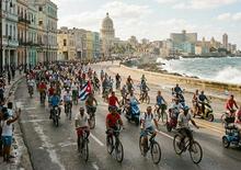 A L'Avana le due ruote sfilano sul Malecon contro l’embargo USA