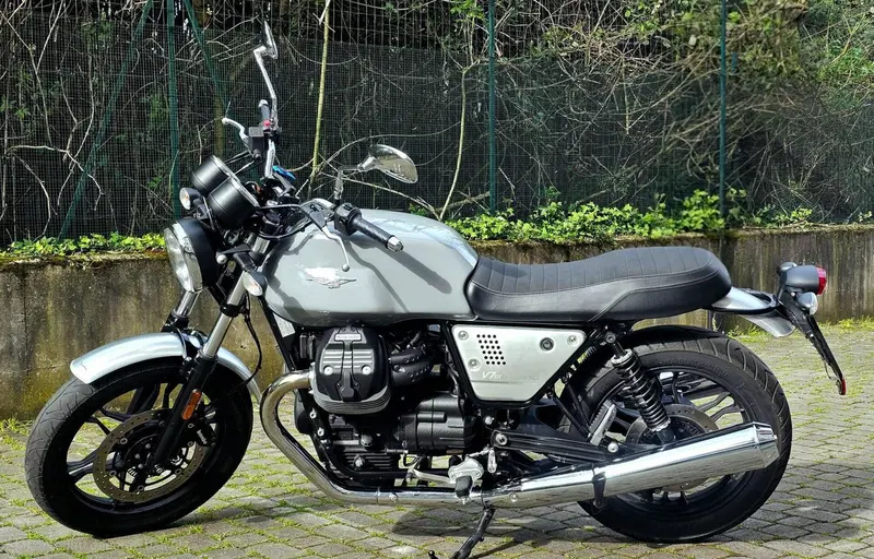 Moto Guzzi V7 III Milano (2018 - 20) (2)