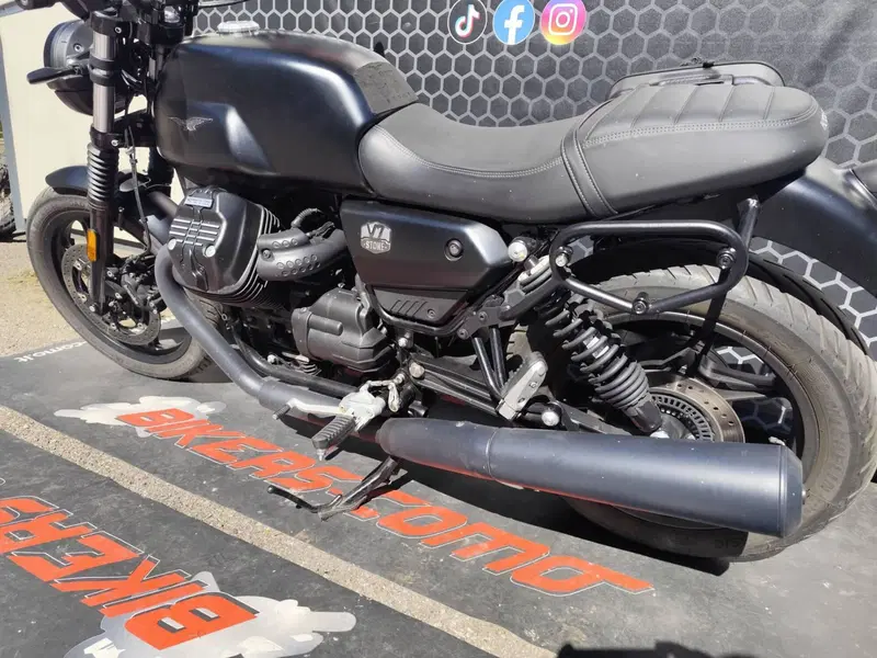 Moto Guzzi V7 Stone (2021 - 24) (9)