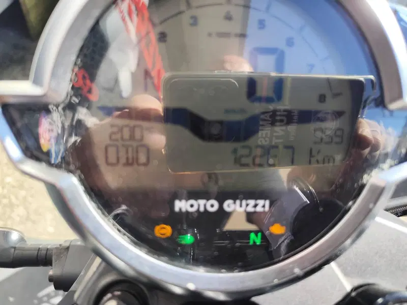 Moto Guzzi V7 Stone (2021 - 24) (4)