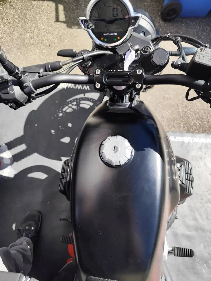 Moto Guzzi V7 Stone (2021 - 24) (6)